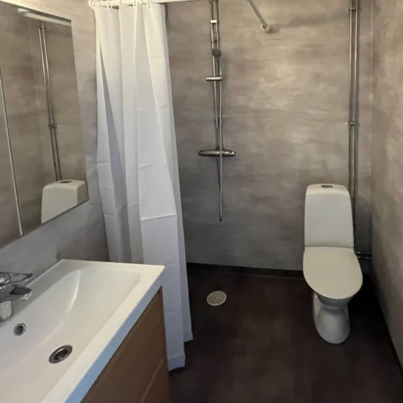 Badrum med toalett och handfat renoverat av VVS-firma i Umeå