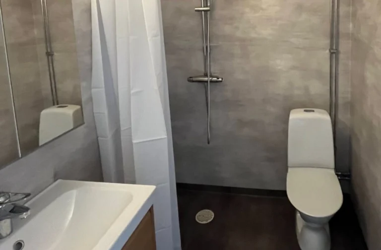 Duschutrymme med blandare installerat av Umeå Rörteknik AB