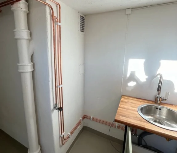 Badrum med handfat renoverat av VVS i Umeå