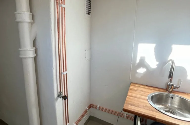 Kopparrör monterade på vägg av Umeå Rörteknik AB