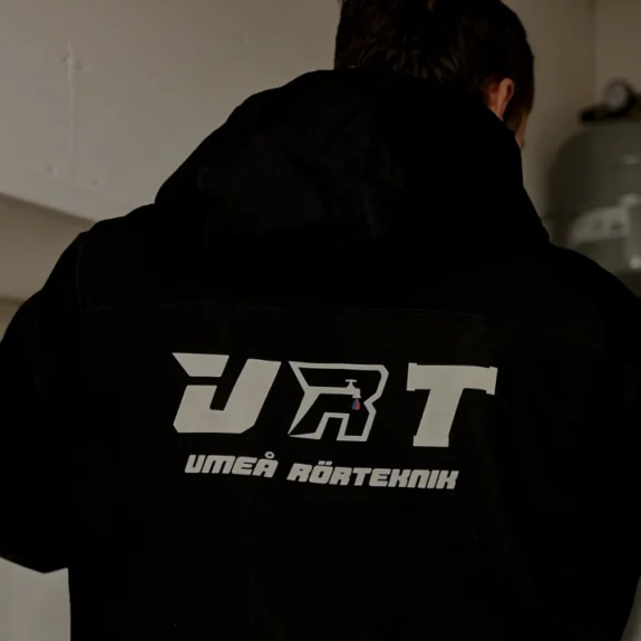 Medarbetare med URT-logga på arbetsjackan – Umeå Rörteknik AB
